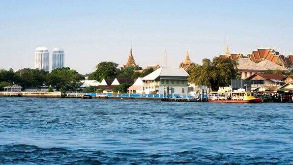 泰国的渡轮和快艇是湄南河上的运输服务