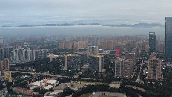 日落时城市景观的鸟瞰图