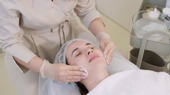 美容师做面部护理和敷面膜