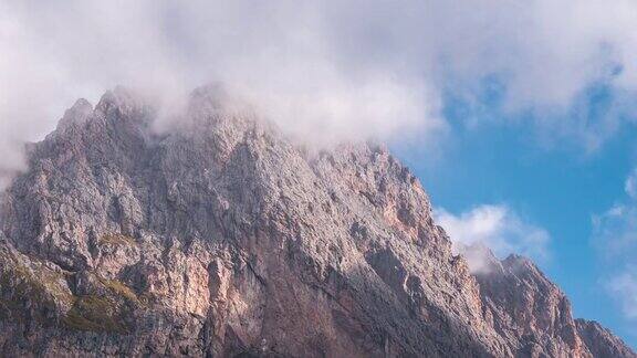 阿尔卑斯山欧洲山脉的延时移动云塞达南蒂罗尔白云石意大利