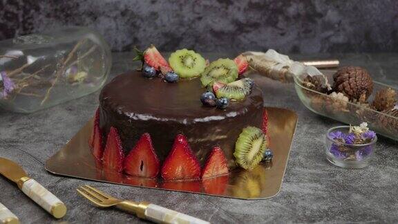 巧克力蛋糕草莓猕猴桃和蓝莓