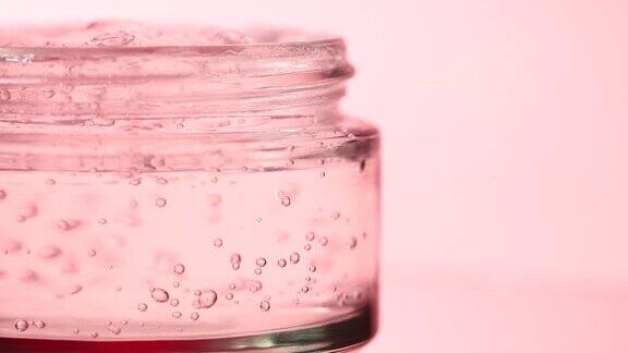 特写粉红玫瑰花透明质酸透明液凝胶