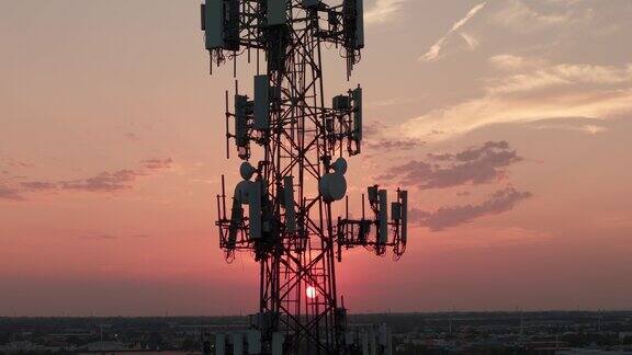 日落时分城市中的电视或无线电话塔无人机变焦镜头