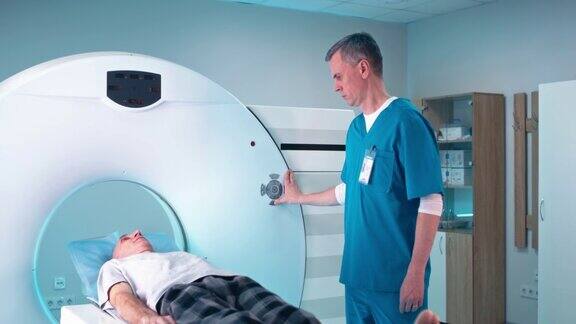 成熟的医生在CT扫描结束时观察病人