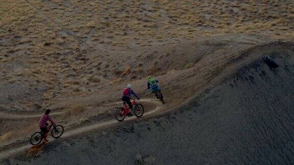 空中拍摄的四个山地自行车手沿着一个弯曲的山脊18路在Fruita科罗拉多州