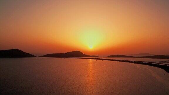宁静的夕阳把金黄色的光线洒向希腊皮洛斯海上橙红色的渐变