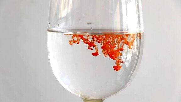 墨水颜色滴在水里酒杯里丰富多彩的水下绘画