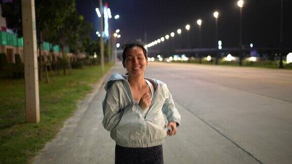 一个亚洲女人在城里跑步