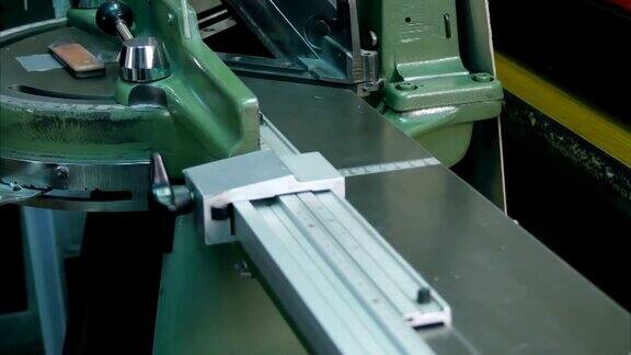 在车间加工工业机械切割机架