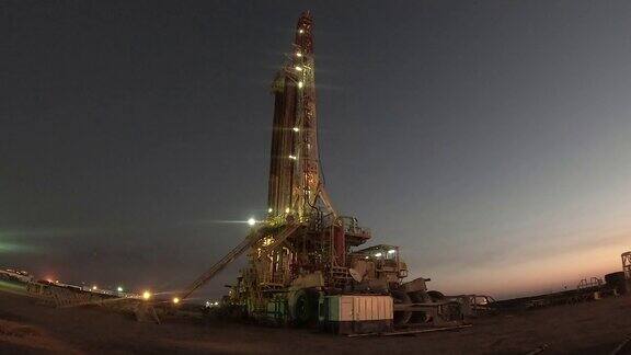 晚上开采石油和天然气