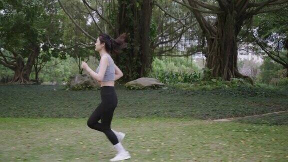 一个亚洲女人在森林里奔跑