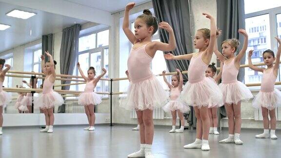 在芭蕾课上训练的女孩