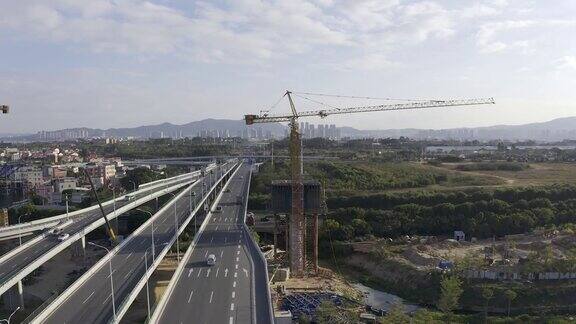 高架桥桥墩在高速公路的十字路口