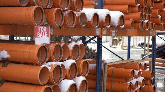橙色PVC管堆放在施工现场