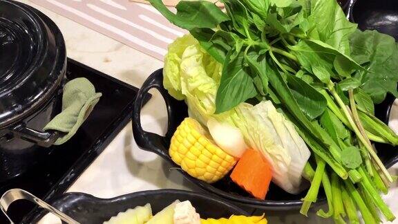 绿叶蔬菜素喜烧和火锅准备食物曼谷的健康生活