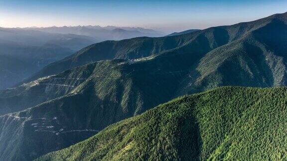 四川西部的深山峡谷