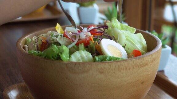 木碗里的蔬菜沙拉