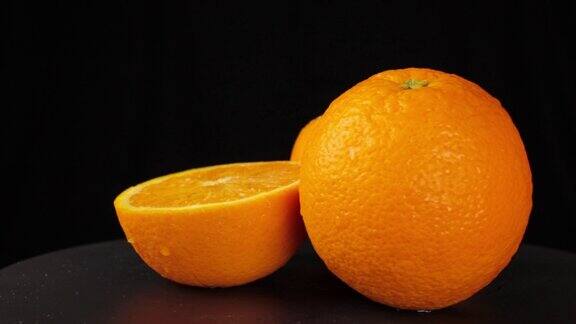 特写橘子水果在黑色背景切片橘子