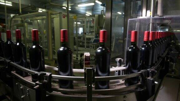 葡萄酒装瓶厂的传送带装瓶
