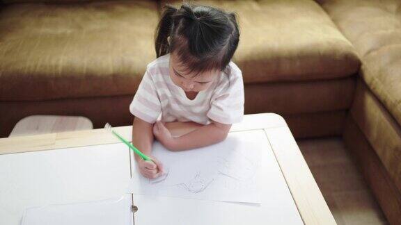 小女孩周末活动在家里画画