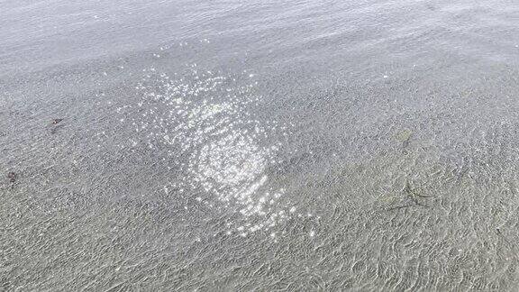 美丽的4K视图海浪在约克缅因州长沙海滩的海岸上翻滚