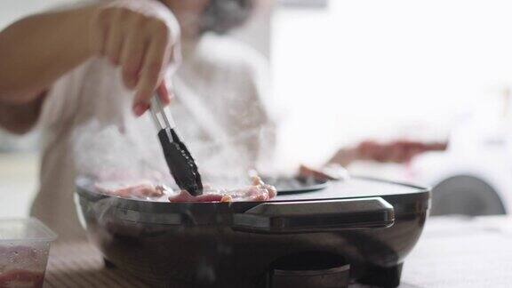 女人在家里吃烤猪肉午餐