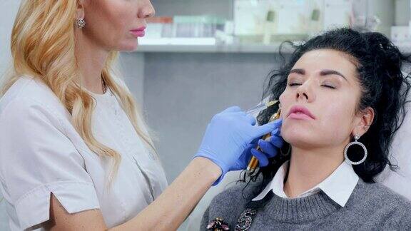 美容师在脸颊注射肉毒杆菌