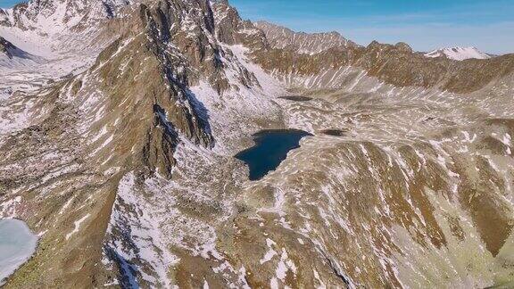 清澈的蓝色高山冰川湖在高山和岩石地形最纯净的饮用水源自然山地湖泊淡水出现的原因