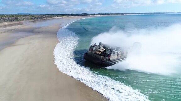 气垫船正从海上驶向陆地