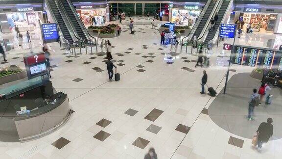 时间流逝:香港机场离境区旅游人群