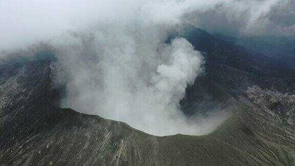 布罗莫火山喷发的鸟瞰图
