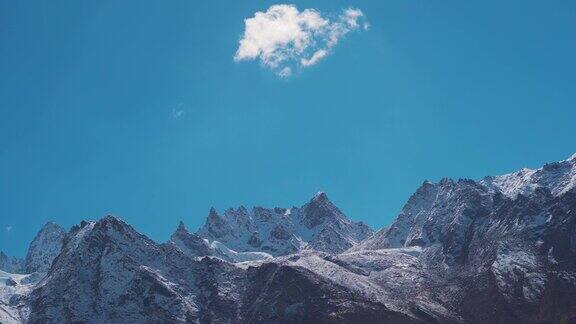 在印度喜马偕尔邦的拉豪尔和斯皮提地区冬季斯皮提山谷积雪覆盖的山峰的4K镜头在冬天斯皮提的积雪覆盖的山峰