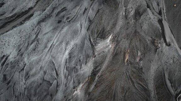 空中俯瞰的河床冰川河流经黑色的自然火山景观