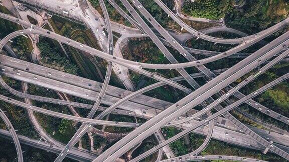 复杂立交桥及繁忙交通的天桥鸟瞰图