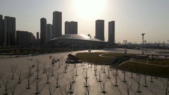 航拍无人机降落在东港音乐喷泉广场迎着太阳