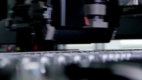 专用高科技机床在工厂检测芯片