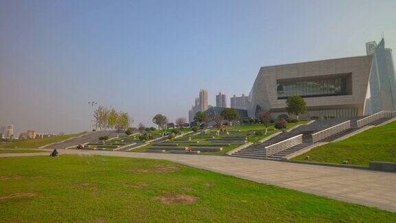 晴天长沙市著名的三角洲公园博物馆大厅河边全景时光流逝4k中国