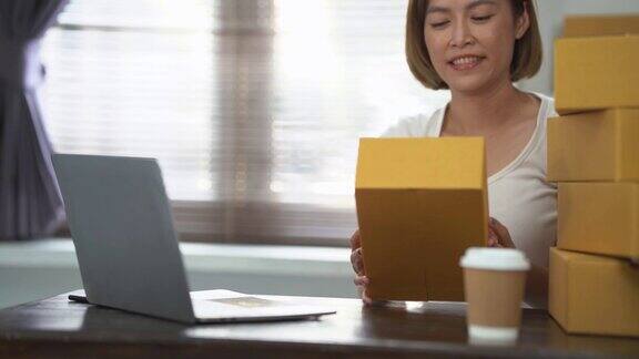 一个女人的手在她的笔记本电脑上敲击键盘与客户在线聊天销售概念在家工作概念