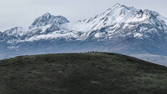 用无人机长焦镜头拍摄雪山