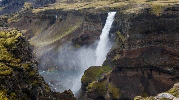 海夫斯瀑布跌落到冰岛的峡谷