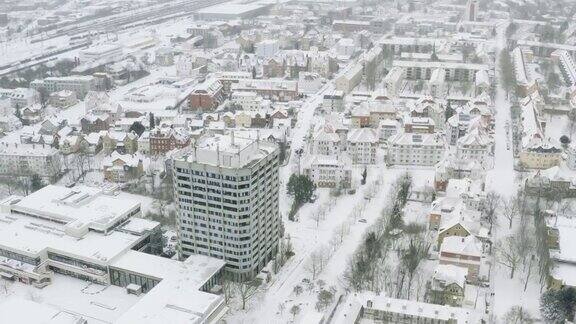 2021年冬天特里斯坦遭遇暴风雪后大学城的无人机飞行Göttingen