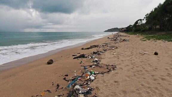 源源不断的塑料污染从海岸到海滩