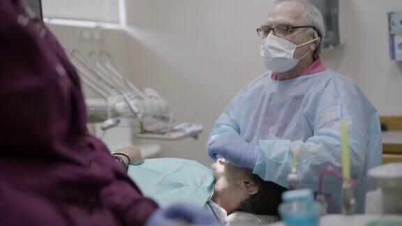 经验丰富的牙科医生为成年女性病人提供口腔护理