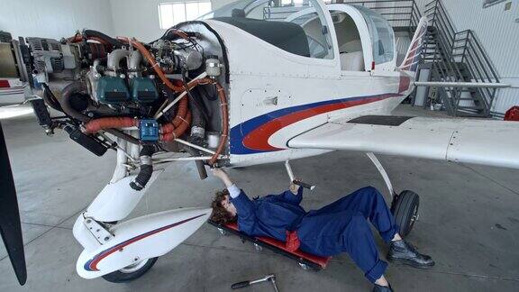 擦拭飞机的女飞机技术员
