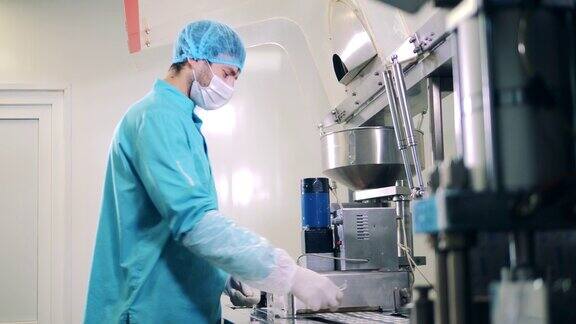 药理学家正在工厂分拣胶囊药片