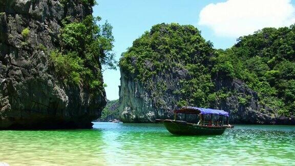 美丽的风景船在泻湖下龙湾吉巴岛越南
