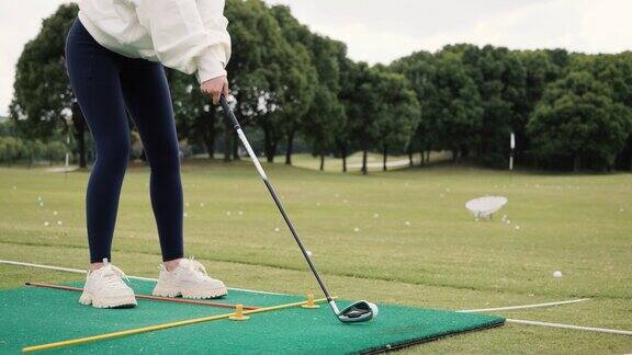 女初学者练习高尔夫球成功击球4k慢镜头