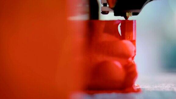 三维打印机打印红色玩具龙的实体三维模型