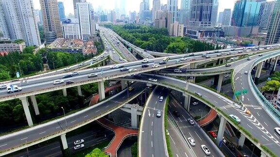 上海多条高速公路和立交桥高峰时段交通鸟瞰图