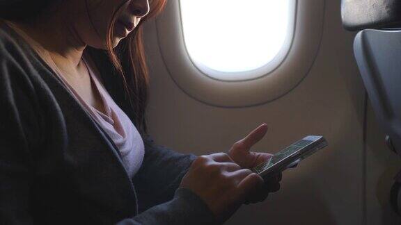 女人在飞机上用手打电话